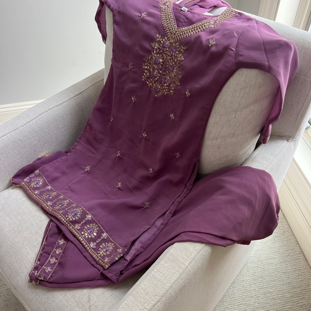 Purple Embellished Traditional Indian dress - Picture 2 of 6